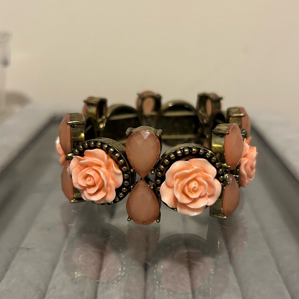 Elegant Floral Bracelet with Pink Accents